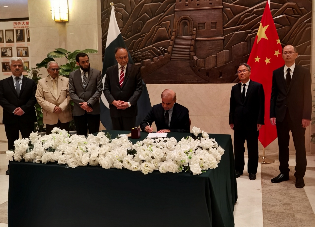 巴基斯坦总理夏巴兹乘机抵达天津巴基斯坦总理夏巴兹抵达天津，开启友好交流之旅